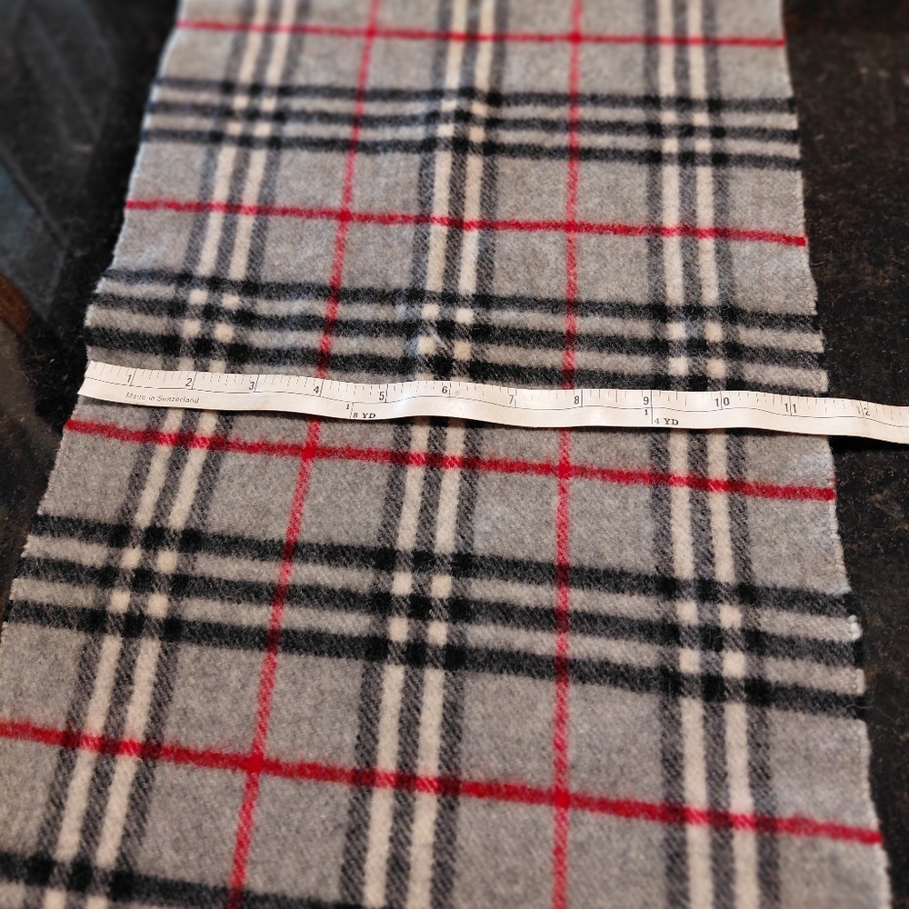 Vintage Burberrys Unisex Black White Red Wool Plaid Scarf! - Picture 4 of 8